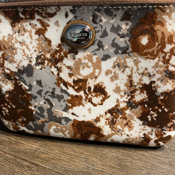 Cute! Coach Wristlet - Picture 5 of 12